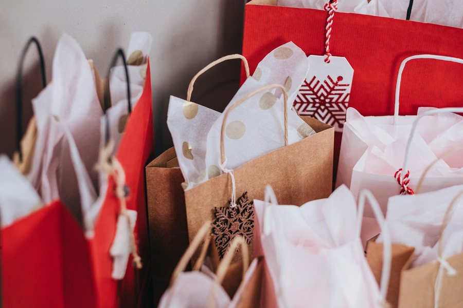 Paper shopping bags with gift tags